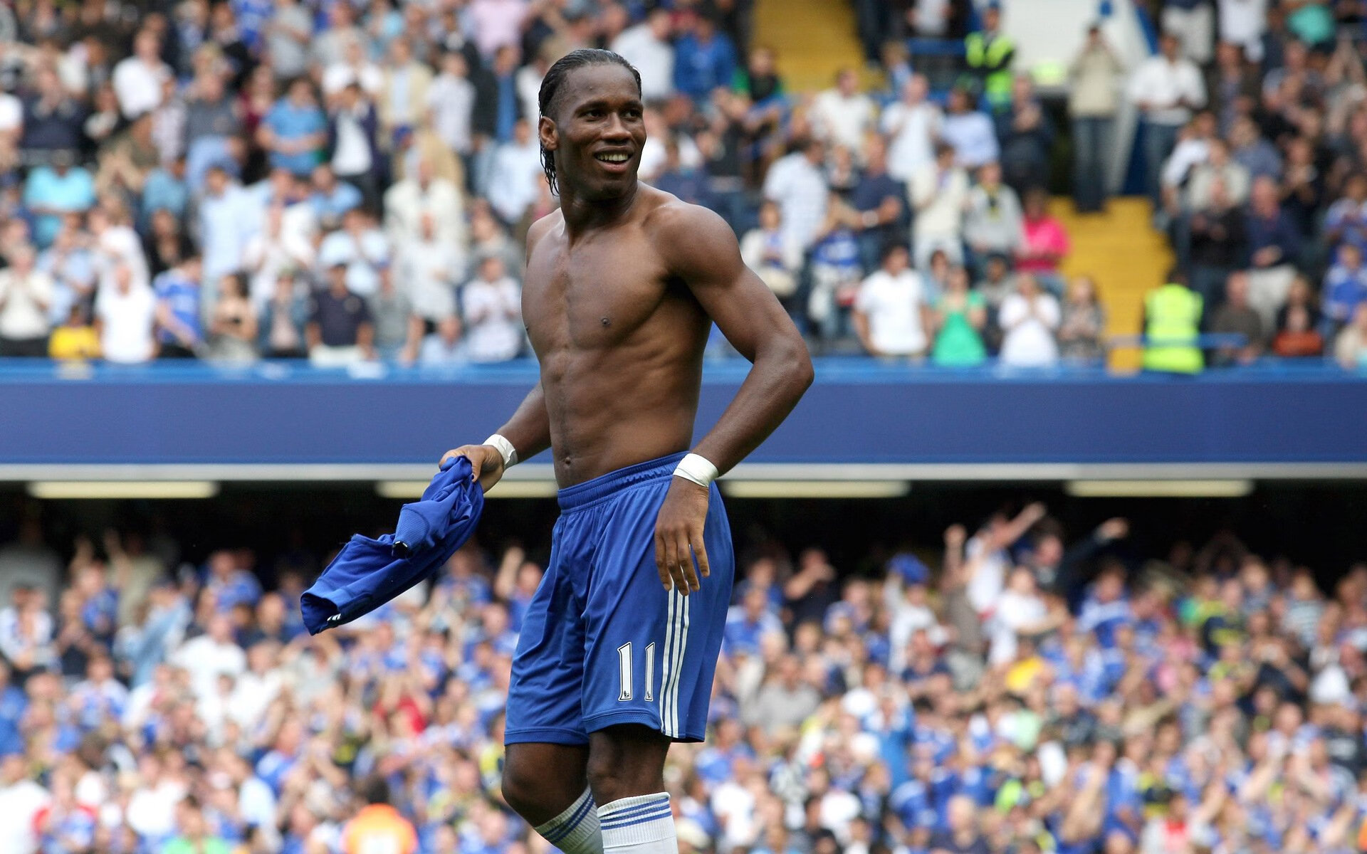 冬季湖面滑冰马拉松 比赛前反复检测冰层厚度确保安全