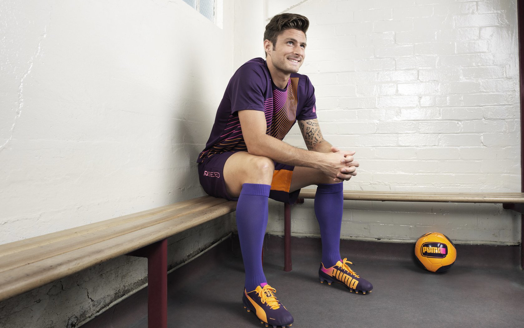 国际VR半马挑战赛 跑者戴头显在虚拟城市中奔跑