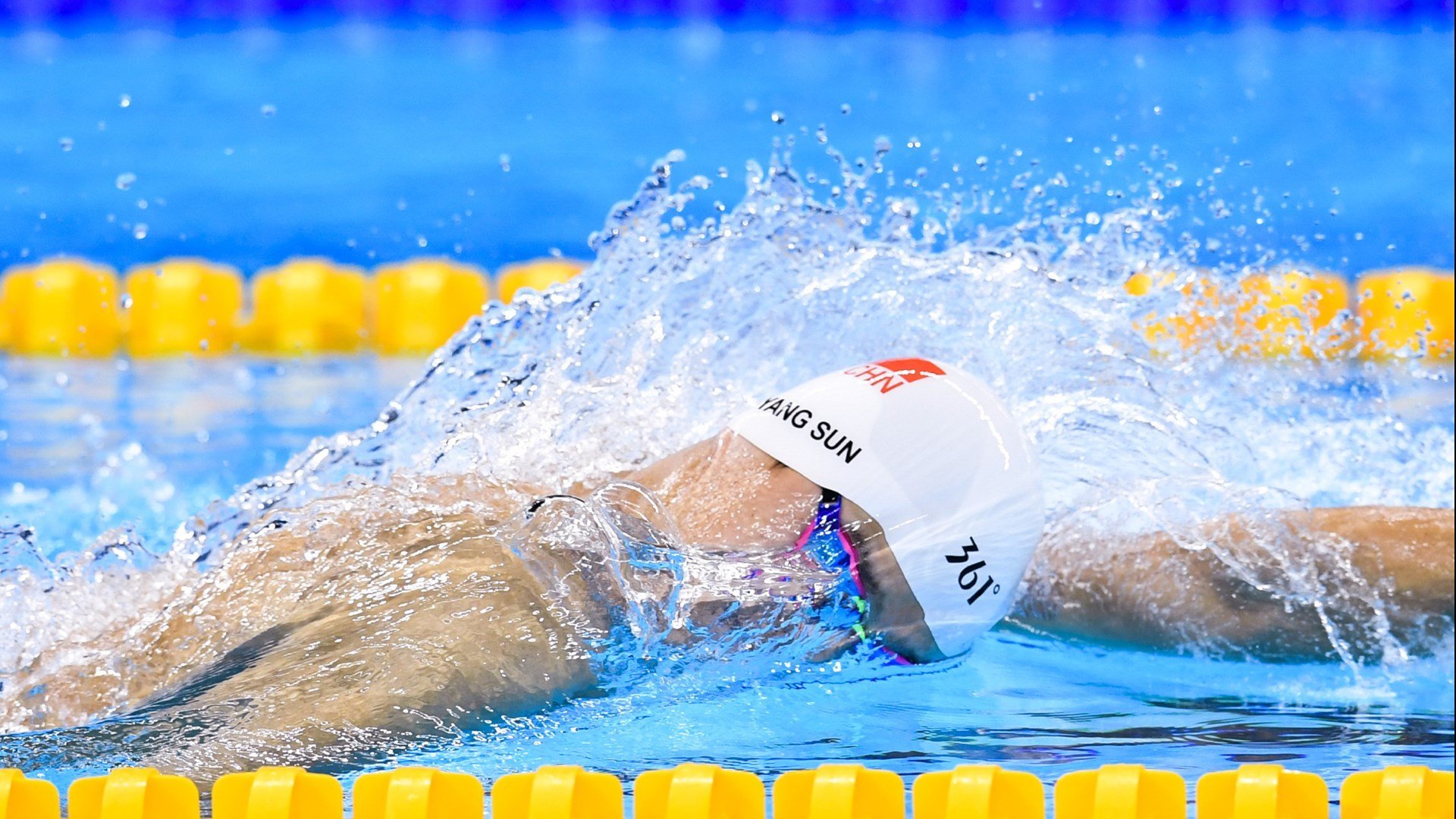 田径运动员持续提升成绩